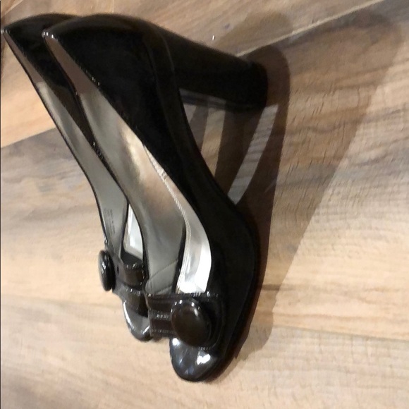 Tahari open toed heels - Picture 2 of 3